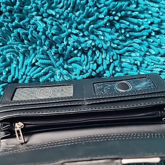 Guess Korry Clutch Wallet - Picture 6 of 7